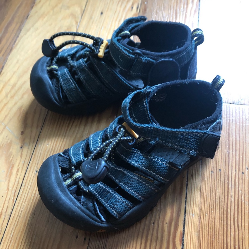 Keen water shoes / sandals toddler size 9